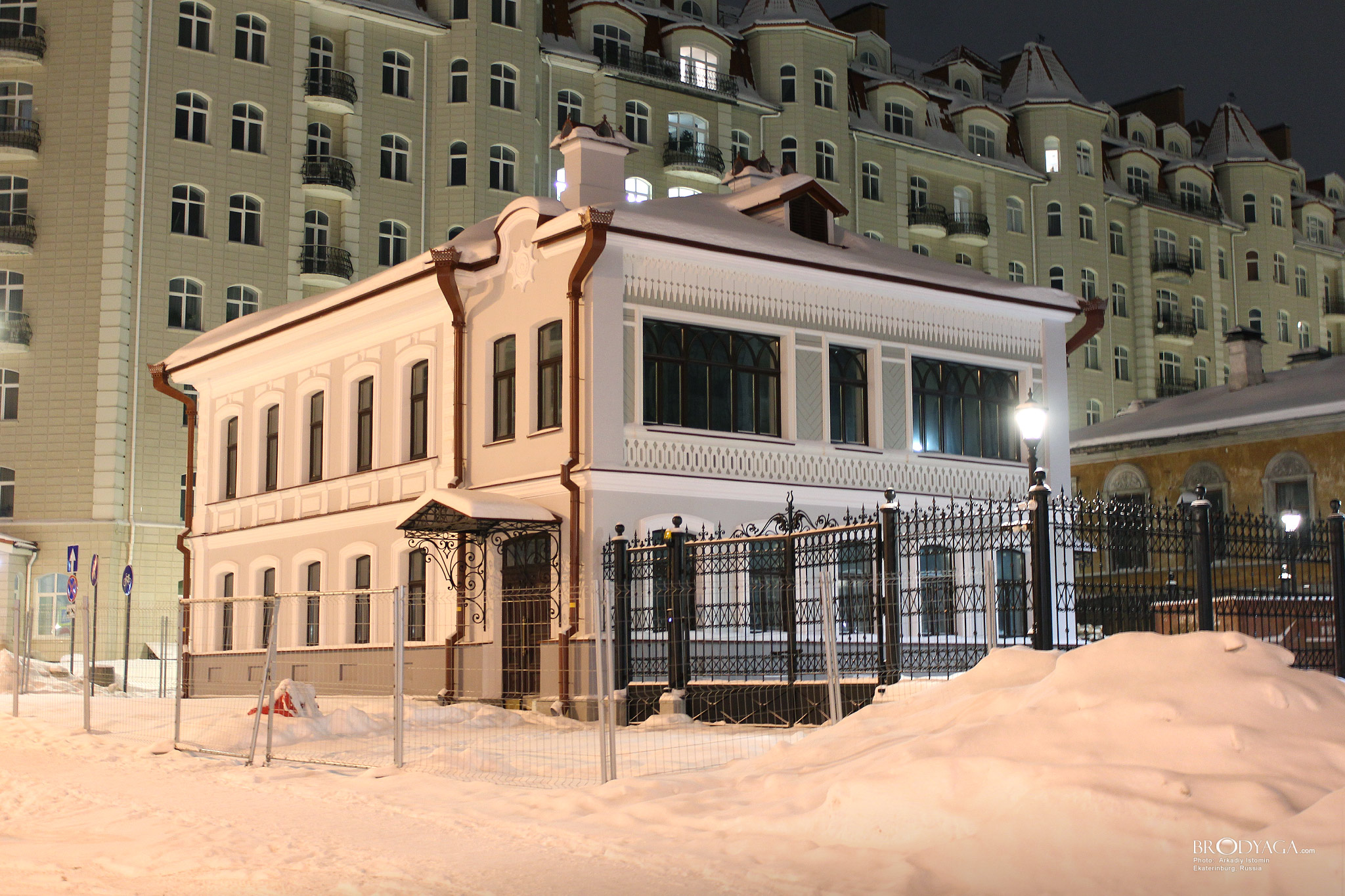 Дом А.И. Звонарева,  Карла Маркса 4 - Горького 32, Екатеринбург